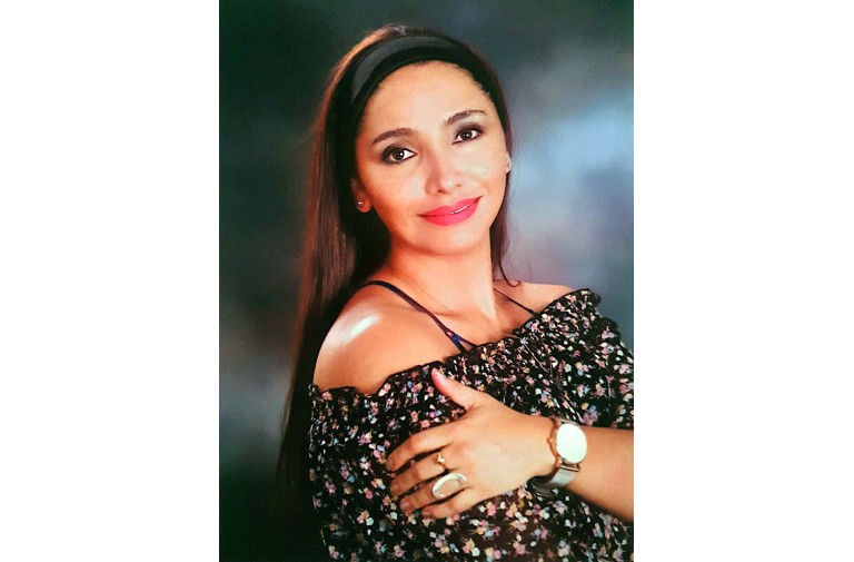 Paola Andrea Flores Alena due